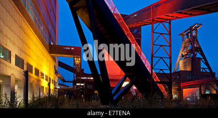 Passerella illuminata Ruhr Museum presso la miniera di carbone Zeche Zollverein albero XII con l'headframe, Essen, la zona della Ruhr Foto Stock