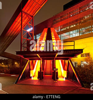 Passerella illuminata Ruhr Museum presso la miniera di carbone Zeche Zollverein albero XII, Essen, la zona della Ruhr, Renania settentrionale-Vestfalia Foto Stock