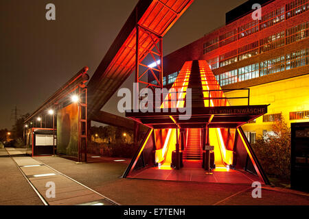 Passerella illuminata Ruhr Museum presso la miniera di carbone Zeche Zollverein albero XII, Essen, la zona della Ruhr, Renania settentrionale-Vestfalia Foto Stock