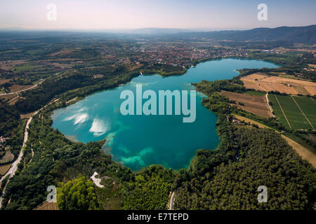 Vista aerea, con vista della città di Banyoles sul lago di Banyoles in Costa Brava Catalogna Foto Stock