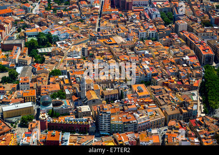 Vista aerea, con vista della città con il Museo Dalí di Figueres, o Figueras, Costa Brava Catalogna Foto Stock