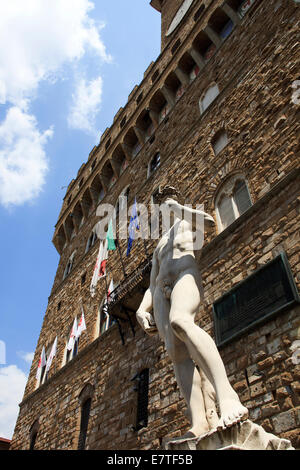 Replica della statua di Davide di Michelangelo sorge in Piazza della Signoria di fronte a Palazzo Vecchio, Firenze, Firenze, Foto Stock