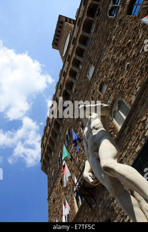 Replica della statua di Davide di Michelangelo sorge in Piazza della Signoria di fronte a Palazzo Vecchio, Firenze, Firenze, Foto Stock
