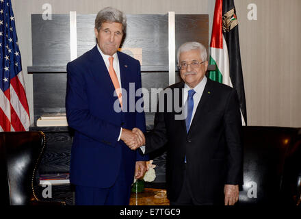 New York, Stati Uniti d'America. 23 Sett 2014. Il presidente palestinese Mahmoud Abbas (L) si riunisce con il Segretario di Stato statunitense John Kerry in New York il 23 settembre, 2014. Credito: Piscina/Xinhua/Alamy Live News Foto Stock