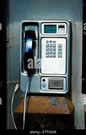 Un telefono pubblico all'interno di un telefono BT booth England Regno Unito Foto Stock