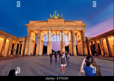 Germania Berlino: turisti acquisizione dello snapshot in notturna illuminata Porta di Brandeburgo Foto Stock