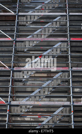 Moderno ponteggi metallici in prossimità della parete della vecchia casa Foto Stock