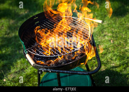 Super fiamme sulla griglia Foto Stock