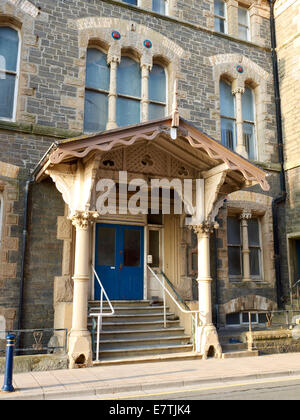 Ex istruzione e servizi comunitari Dipartimento edificio sul lungomare di Aberystwyth Ceredigion REGNO UNITO Galles Foto Stock