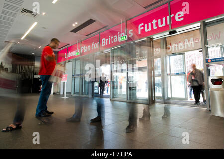 Manchester, Regno Unito. 24 Settembre, 2014. I delegati arrivano per giorno quattro del partito laburista la Conferenza Annuale che avrà luogo a Manchester Central Convention Complex Credit: Russell Hart/Alamy Live News. Foto Stock