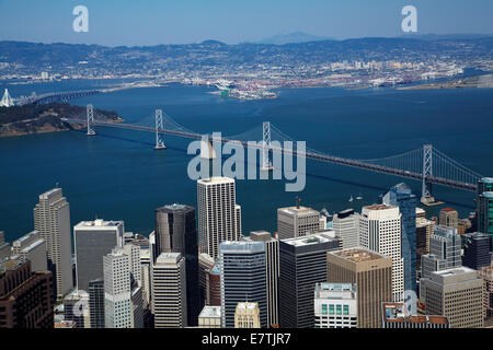 Il centro cittadino di San Francisco e San Francisco-Oakland Bay Bridge, attraversando la baia di San Francisco di Oakland, California, Stati Uniti d'America - aerial Foto Stock