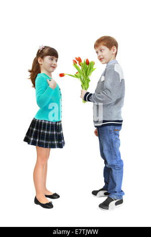 Ragazzo dà fiori a ragazza. Ragazza è sorpreso. Isolato su sfondo bianco Foto Stock