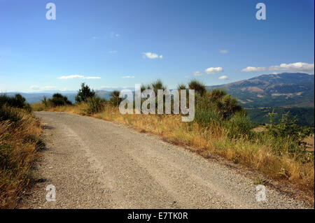 Italia, Basilicata, Appennino Lucano Parco Nazionale Val d'Agri, strada di montagna Foto Stock