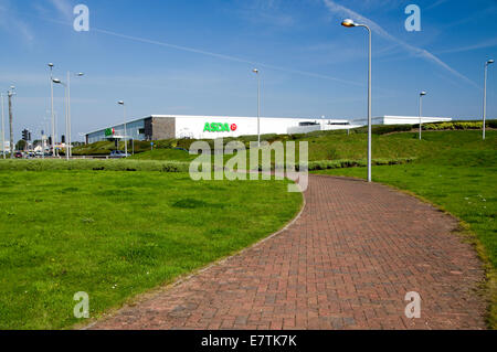 Footpath e negozio Asda, Leckwith Retail Park, Cardiff, Galles del Sud, Regno Unito. Foto Stock