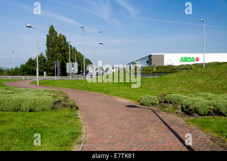 Footpath e negozio Asda, Leckwith Retail Park, Cardiff, Galles del Sud, Regno Unito. Foto Stock