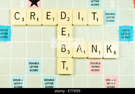 Credito, banca, debito sulla scheda di Scrabble Foto Stock
