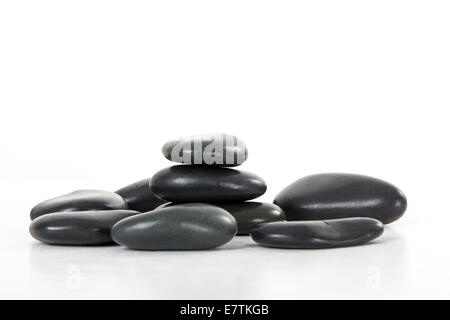 Massaggio nero pietre impilate, isolati su sfondo bianco. Foto Stock