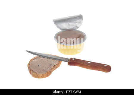 Pate in aperta può parzialmente consumato con il coltello e il pane cosparso con paté isolati su sfondo bianco Foto Stock