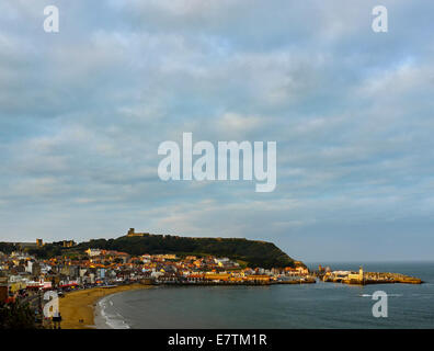 SCARBOROUGH, in Inghilterra - 13 settembre: Vista di Scarborough Beach, del porto e del lungomare. 13Settembre 2014. Foto Stock
