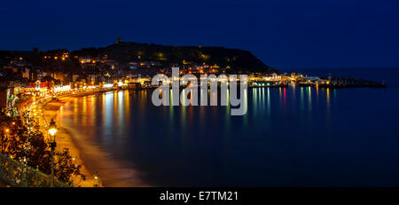 SCARBOROUGH, in Inghilterra - 13 settembre: Vista di Scarborough Beach, dal porto e dal lungomare di notte. 13Settembre 2014. Foto Stock