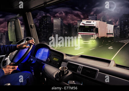 Driver vista dalla cabina di pilotaggio di un camion su strada di notte Foto Stock