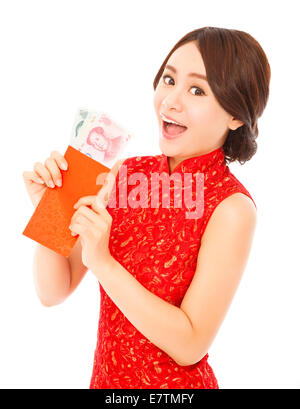 Donna asiatica in possesso di una busta rossa con i soldi per il felice anno nuovo cinese Foto Stock