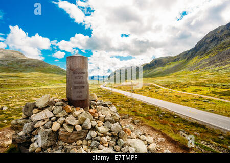 Marchio di navigazione puntatore vicino autostrada sulla montagna Norvegese Foto Stock