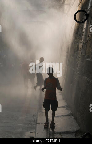 La madre e il bambino nella nebbia Foto Stock