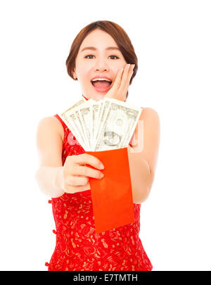 Emozionato asian giovane donna in possesso di una busta rossa del dollaro.felice anno nuovo cinese Foto Stock