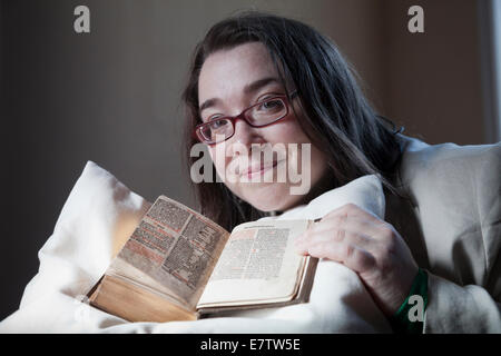 Edimburgo, Scozia. 24 Settembre, 2014. Helen Vincent, testa di libri rari e di musica presso la Biblioteca Nazionale di Scozia, con due dei primi libri che devono essere stampati in Scozia più di 500 anni fa. I due volumi di Aberdeen Breviario, così chiamato perché è stato commissionato dal Vescovo di Aberdeen, fu stampato nel 1509-10. Edimburgo, Scozia. Il 24 settembre 2014. Credito: GARY DOAK/Alamy Live News Foto Stock