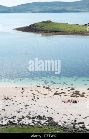 Persone rilassante sulla Claigan coral beach vicino a Dunvegan Isola di Skye in Scozia UK Foto Stock