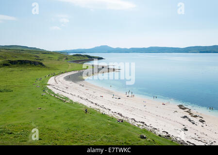 Persone rilassante sulla Claigan coral beach vicino a Dunvegan Isola di Skye in Scozia UK Foto Stock