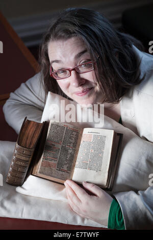 Edimburgo, Scozia. 24 Settembre, 2014. Helen Vincent, testa di libri rari e di musica presso la Biblioteca Nazionale di Scozia, con due dei primi libri che devono essere stampati in Scozia più di 500 anni fa. I due volumi di Aberdeen Breviario, così chiamato perché è stato commissionato dal Vescovo di Aberdeen, fu stampato nel 1509-10. Edimburgo, Scozia. Il 24 settembre 2014. Credito: GARY DOAK/Alamy Live News Foto Stock