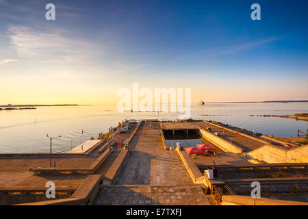 TALLINN, Estonia - 25 Luglio: Quay a Tallinn durante il tramonto sulla luglio 25, 2014 a Tallinn in Estonia. Questo Quay è un popolare destin Foto Stock