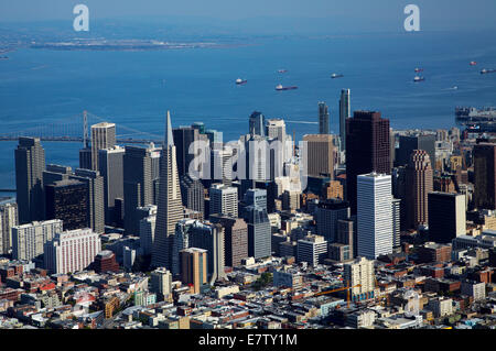 Il centro cittadino di San Francisco, e navi nella baia di San Francisco, California, Stati Uniti d'America - aerial Foto Stock