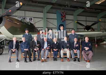 I veterani di guerra e ri enactors partecipare alla Battaglia di Bretagna Media Day a Biggin Hill Heritage hangar che commemora la Hawker Hurricane P3886. Foto Stock