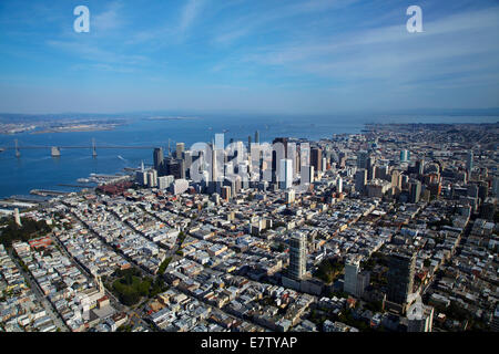 Washington Square Park, e Columbus Avenue che conduce in centro a San Francisco, California, Stati Uniti d'America - aerial Foto Stock