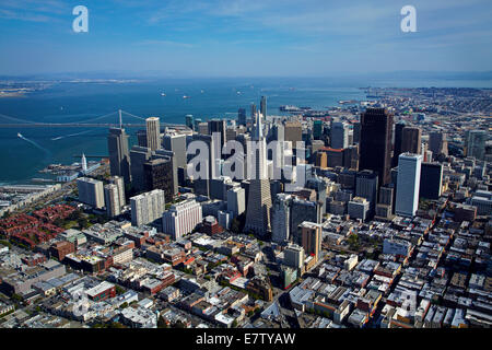 Columbus Avenue che conduce alla Piramide Transamerica grattacielo e il centro cittadino di San Francisco, California, Stati Uniti d'America - aerial Foto Stock