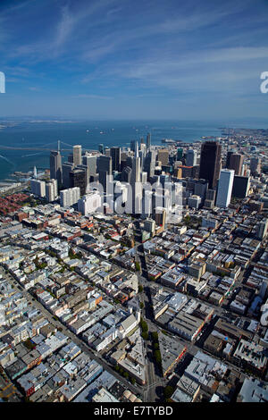 Columbus Avenue che conduce al centro di San Francisco e la baia di San Francisco, California, Stati Uniti d'America - aerial Foto Stock