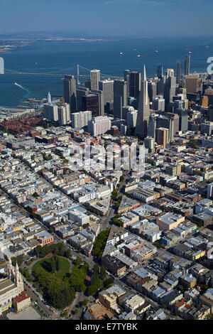 Washington Square Park e Columbus Avenue che conduce al centro di San Francisco, Stati Uniti d'America - aerial Foto Stock