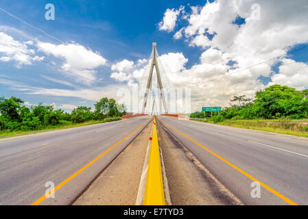 Mauricio Báez Bridge, un cavo ponte rimasto vicino a San Pedro de Macoris, Repubblica Dominicana, è uno dei più moderni e beautif Foto Stock