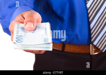 Imprenditore dando denaro, isolati su sfondo bianco. Foto Stock