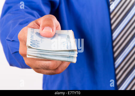 Imprenditore dando denaro, isolati su sfondo bianco. Foto Stock