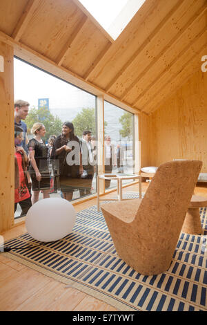 London Design Festival 2014 presenta il suo punto di riferimento progetto 'un posto chiamato casa in Trafalgar Square. Casa da Jasper Morrison. Foto Stock