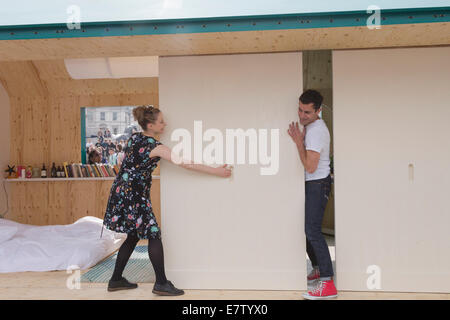 London Design Festival 2014 presenta il suo punto di riferimento progetto 'un posto chiamato casa in Trafalgar Square. Le pareti scorrevoli house. Foto Stock