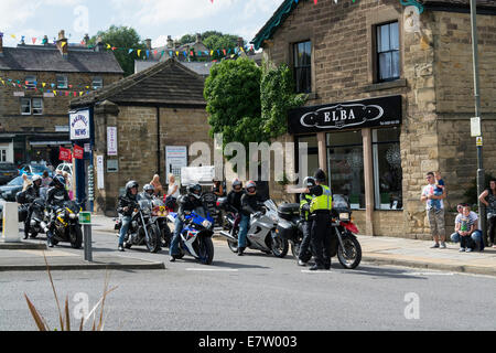Poliziotto a dare indicazioni per i motociclisti Bakewell Peak District Derbyshire Foto Stock