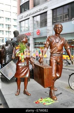 Dettagli architettonici del Kindertransport memorial statua. Foto Stock