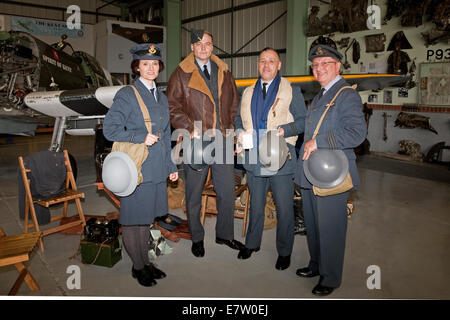 Il tempo di guerra ri enactors partecipare alla Battaglia di Bretagna Media Day a Biggin Hill Heritage hangar che commemora la Hawker Hurricane P3886. Foto Stock