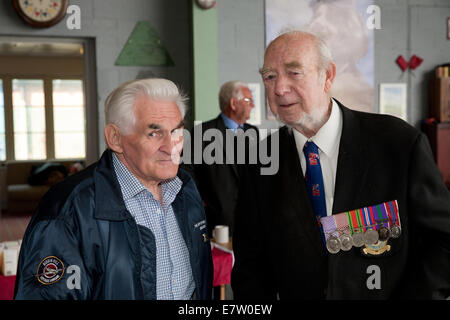 Veterano John Parfitt e Warrant Officer Sid Beaver DFM partecipare alla Battaglia di Bretagna Media Day a Biggin Hill Heritage hangar che commemora la Hawker Hurricane P3886. Foto Stock