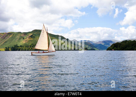 Un gommone a vela nel Lake District inglese sull'Ullswater, Cumbria Regno Unito Foto Stock